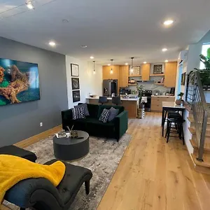 Cheerful New Modern Townhome Close To Downtown Seattle